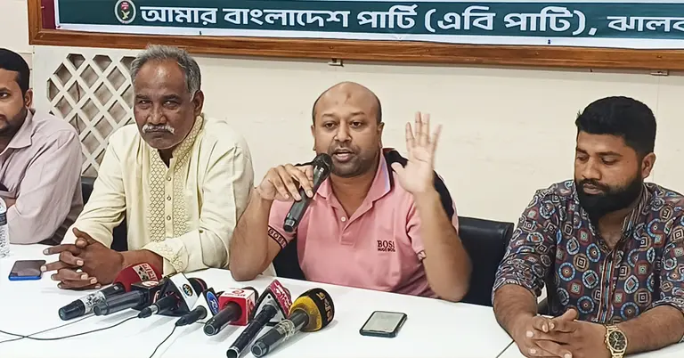 বক্তব্য রাখছেন ব্যারিস্টার ফুয়াদ